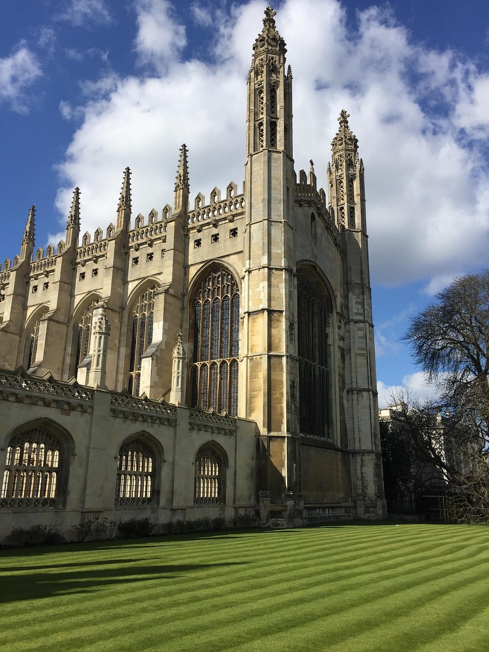 幸福感特别强的英国大学排行2025近期排名前十名分析