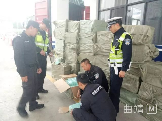 货车走私假烟被查 车内装300余条走私香烟！