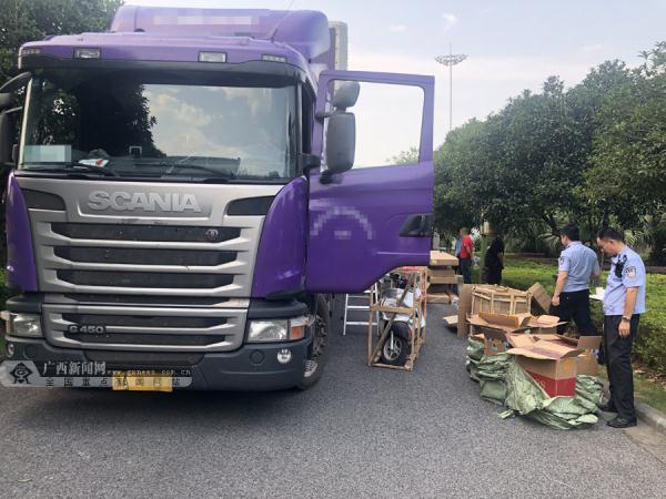 货车走私假烟被查 车内装300余条走私香烟！
